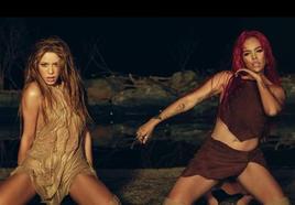 Shakira y Karol G. en su nuevo videoclip.