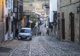 Una furgoneta de reparto en el centro histórico de Santillana del Mar.