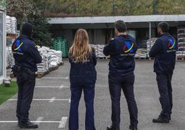 Cuatro agentes de la Agencia Tributaria, en el registro del centro de jardineria La Encina, en Puente Arce.