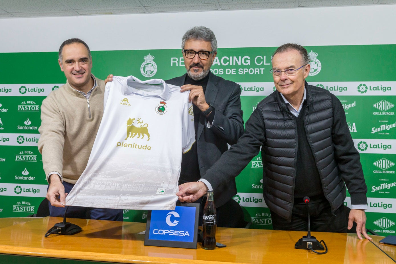 Raúl de Pablo, director ejecutivo de la firma Austral; Víctor Diego y Raúl Gómez Samperio, patrono de la Fundación Real Racing Club, posan con la camiseta que lucirán los jugadores ante el Andorra con motivo de los 110 años del primer partido del Racing.