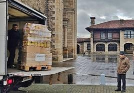 Ramiro Pérez y Fernando García frente a la sede de Cáritas.