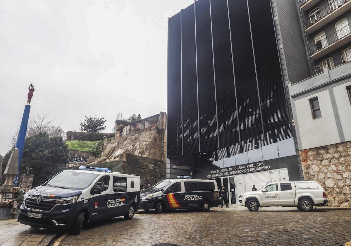 Vehículos policiales aparcados ayer ante la sede de la Consejería de Obras Públicas.