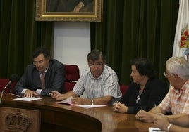 José Manuel Gómez (segundo por la izquierda) junto al alcalde de Ribamontán al Mar, Francisco Asón (primero por la izquierda), en un pleno de 2009.