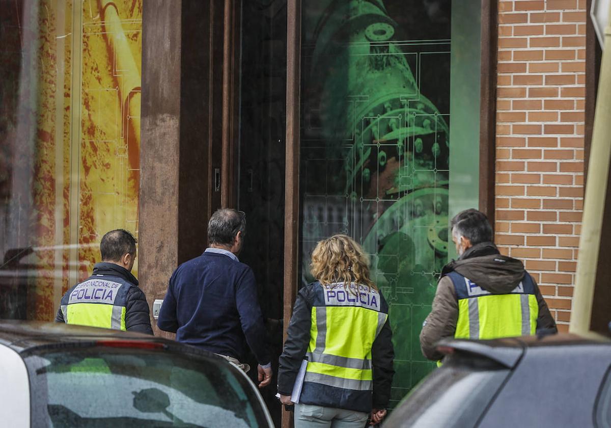 Agentes de Policía entrando en la sede de Rucecan en Torrelavega.