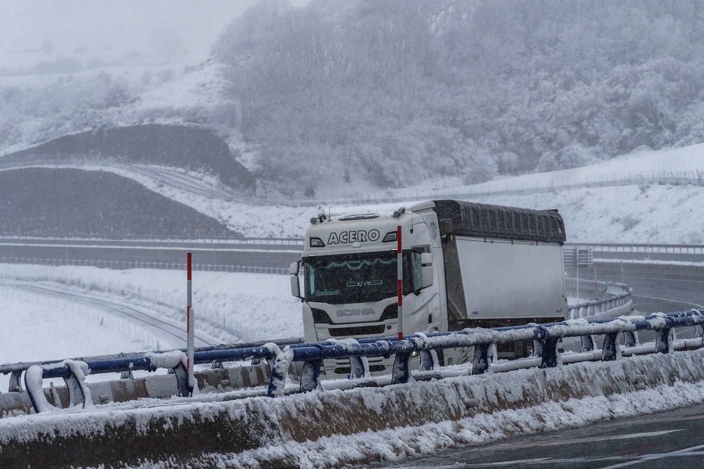 La A-67, despejada de nieve, contrasta con su entorno, blanqueado por la gran cantidad de nieve caída.