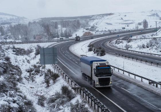 La nieve ha cubierto los paisajes de Cantabria y también muchas de sus carreteras. En el caso de la A-67, el trabajo de las máquinas ha permitido circular a todo tipo de vehículos