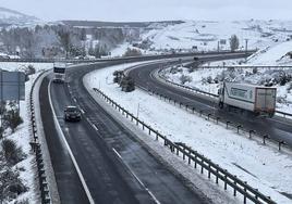 Imagen de la A-67, donde ha llegado la nieve pero se circula con total normalidad este jueves, a la altura del Puerto de Pozazal.