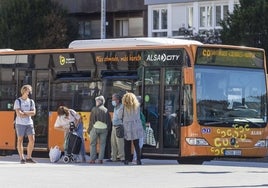 Usuarios de una línea de autbúsb comarcal en Santander.