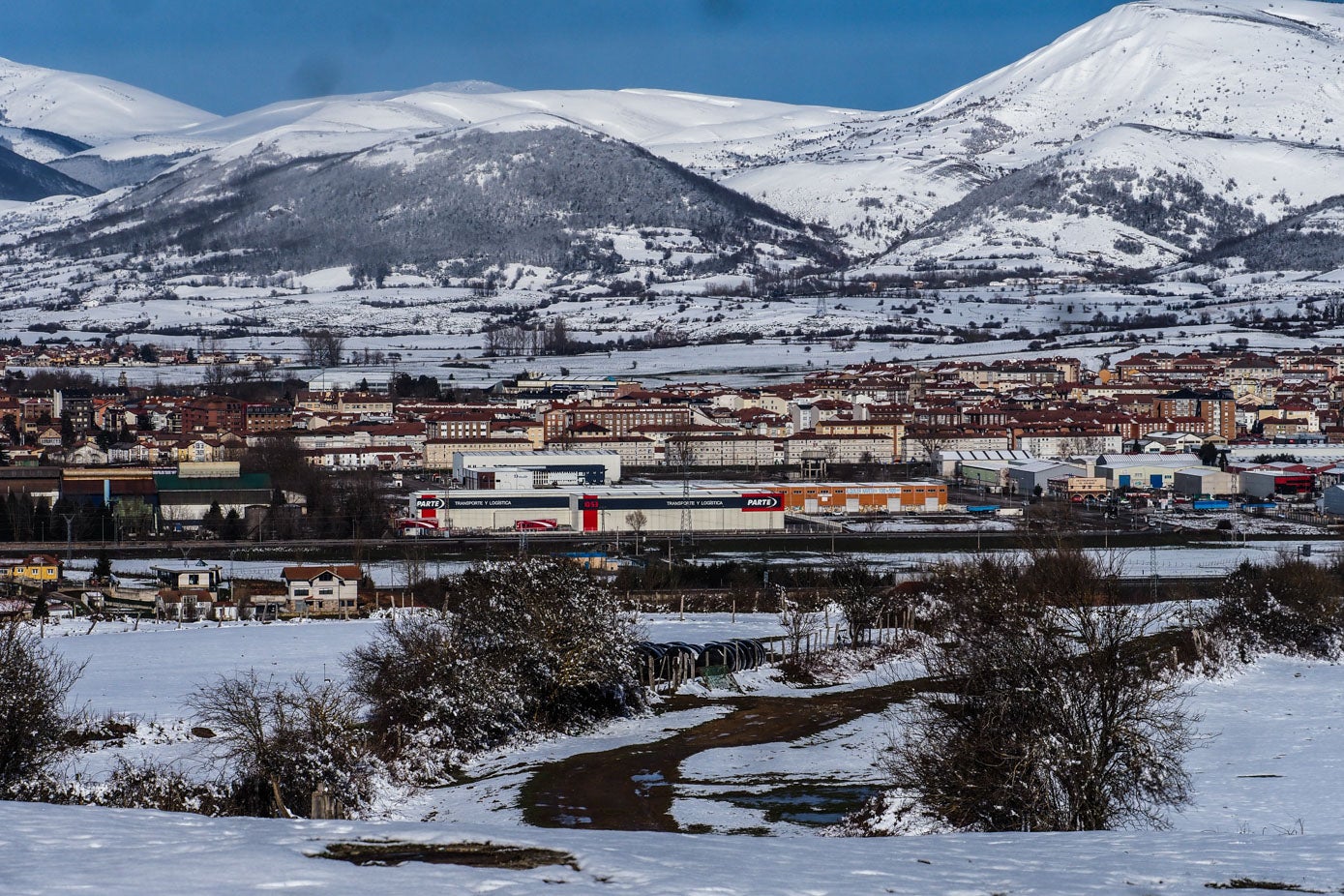 Vista panorámica de Reinosa rodeada por la nieve desde Julióbriga.