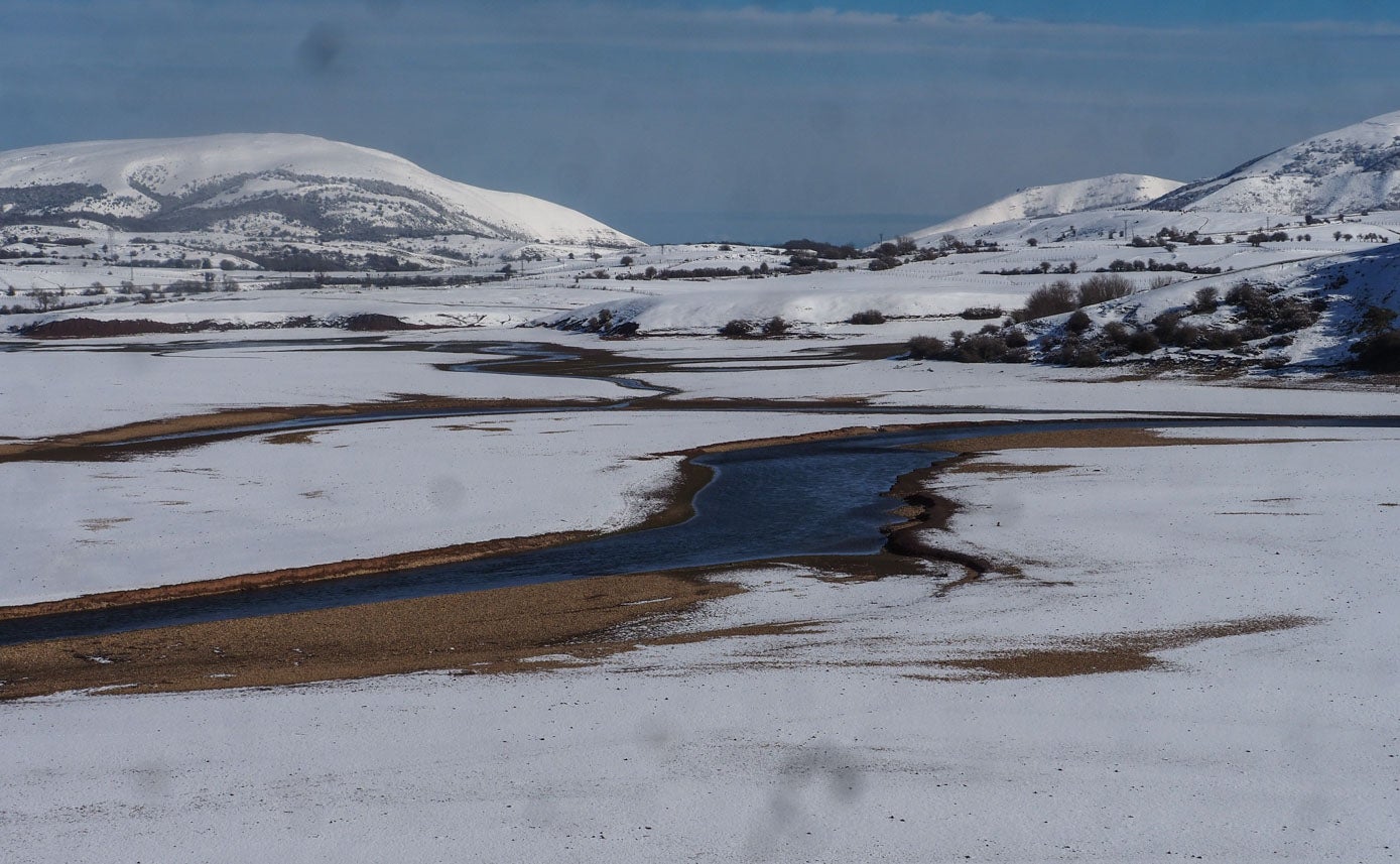 El pantano del Ebro se viste de blanco