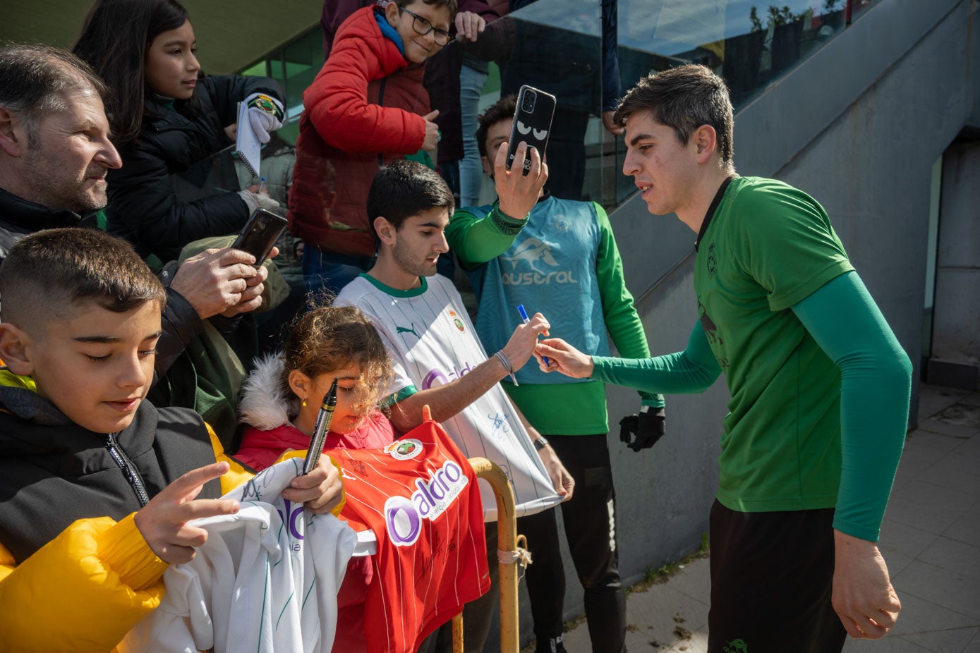 El capitán, Íñigo Sainz-Maza. en plena firma de autógrafos.