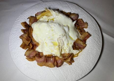 Imagen secundaria 1 - Carabinero, huevos rotos 'al estilo de mi padre' y chuleta de ternera de tudanca.