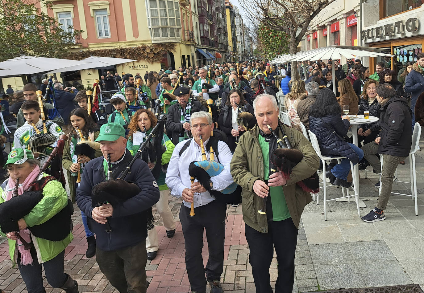 La comitiva llega al final de la calle Hernán Cortés. Muchos santanderinos, tomando algo en las terrazas de los bares, disfrutaron del espectáculo.