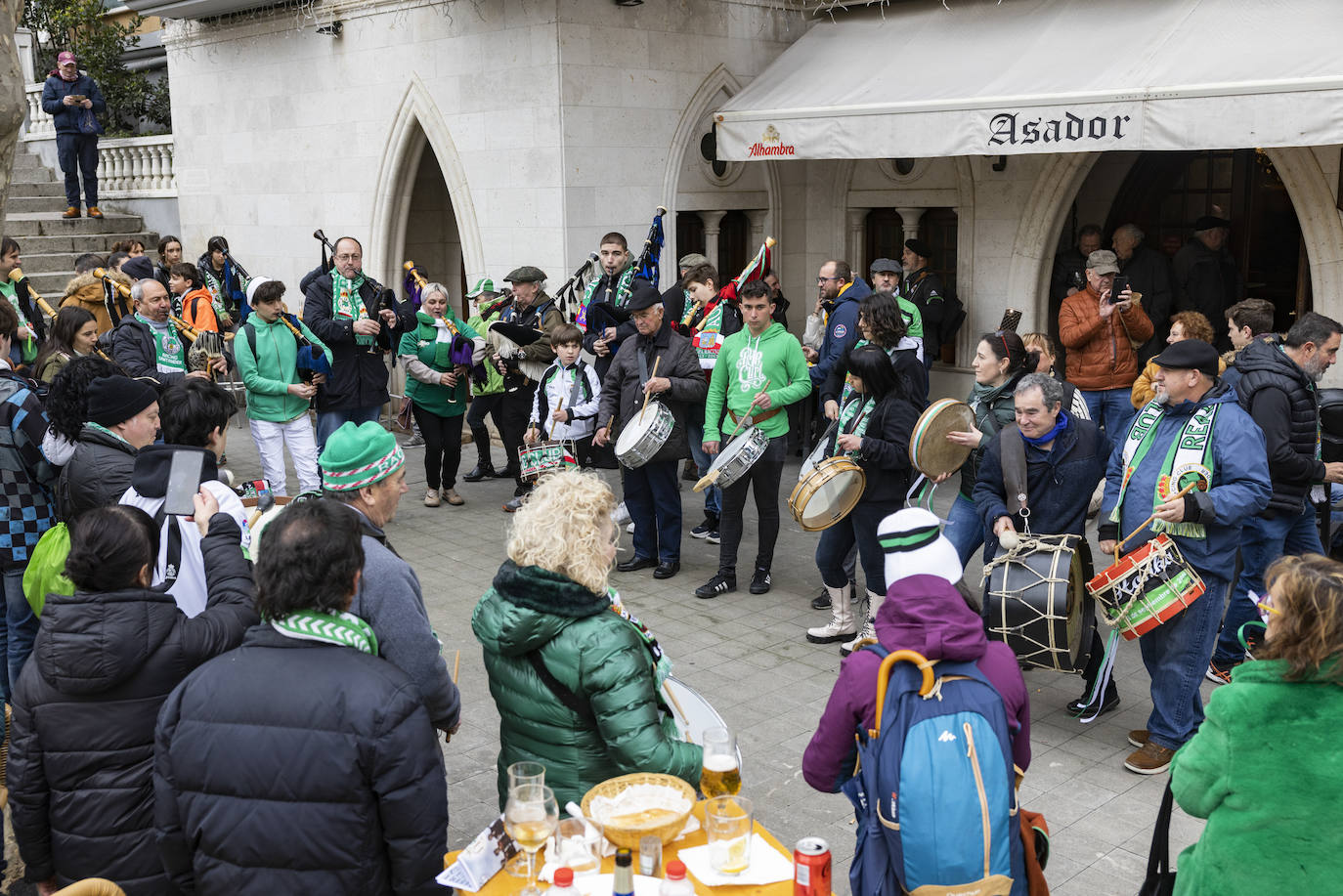 La Banda del Centenario también amenizó el tiempo que los racinguistas pasaron en la calle Tetuán.