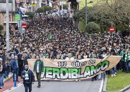 La marea verdiblanca parte desde Tetuán camino de El Sardinero.