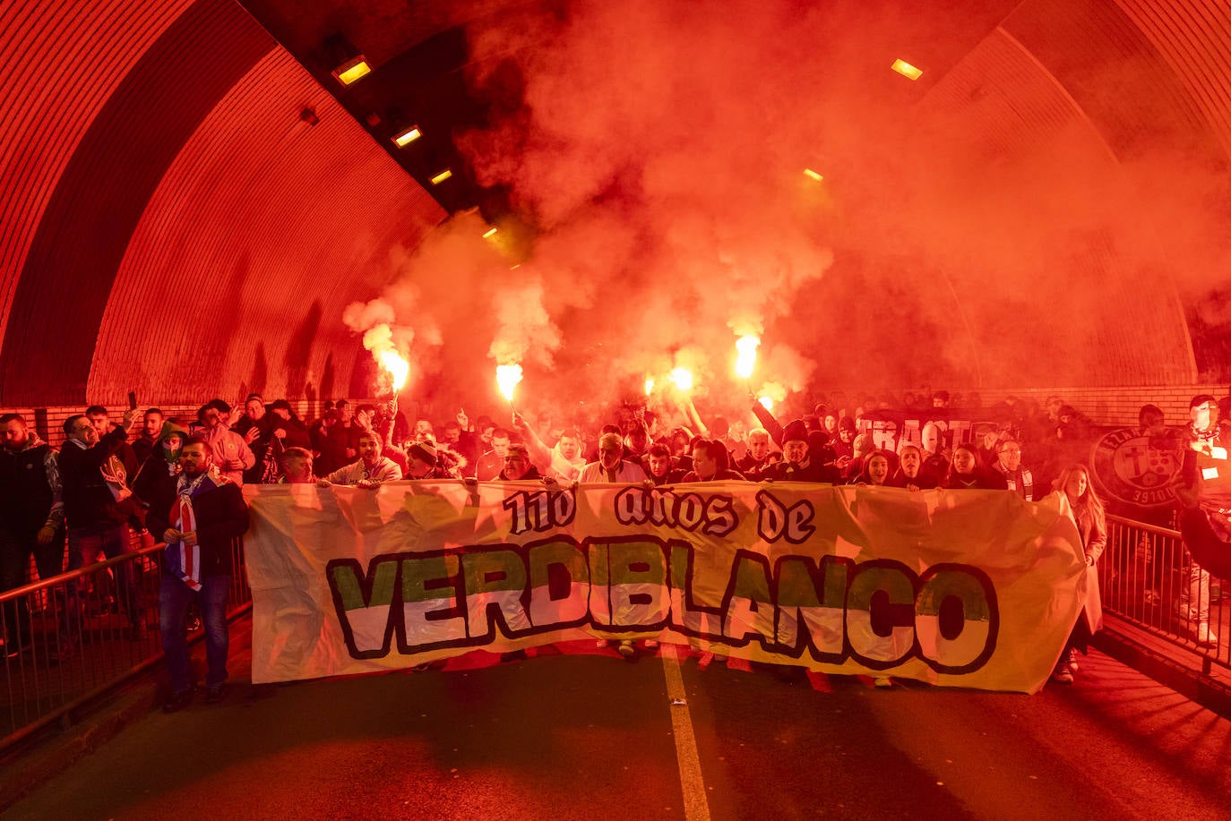 La afición enardecida avanza hacia El Sardinero entre cánticos y el humo de las bengalas.