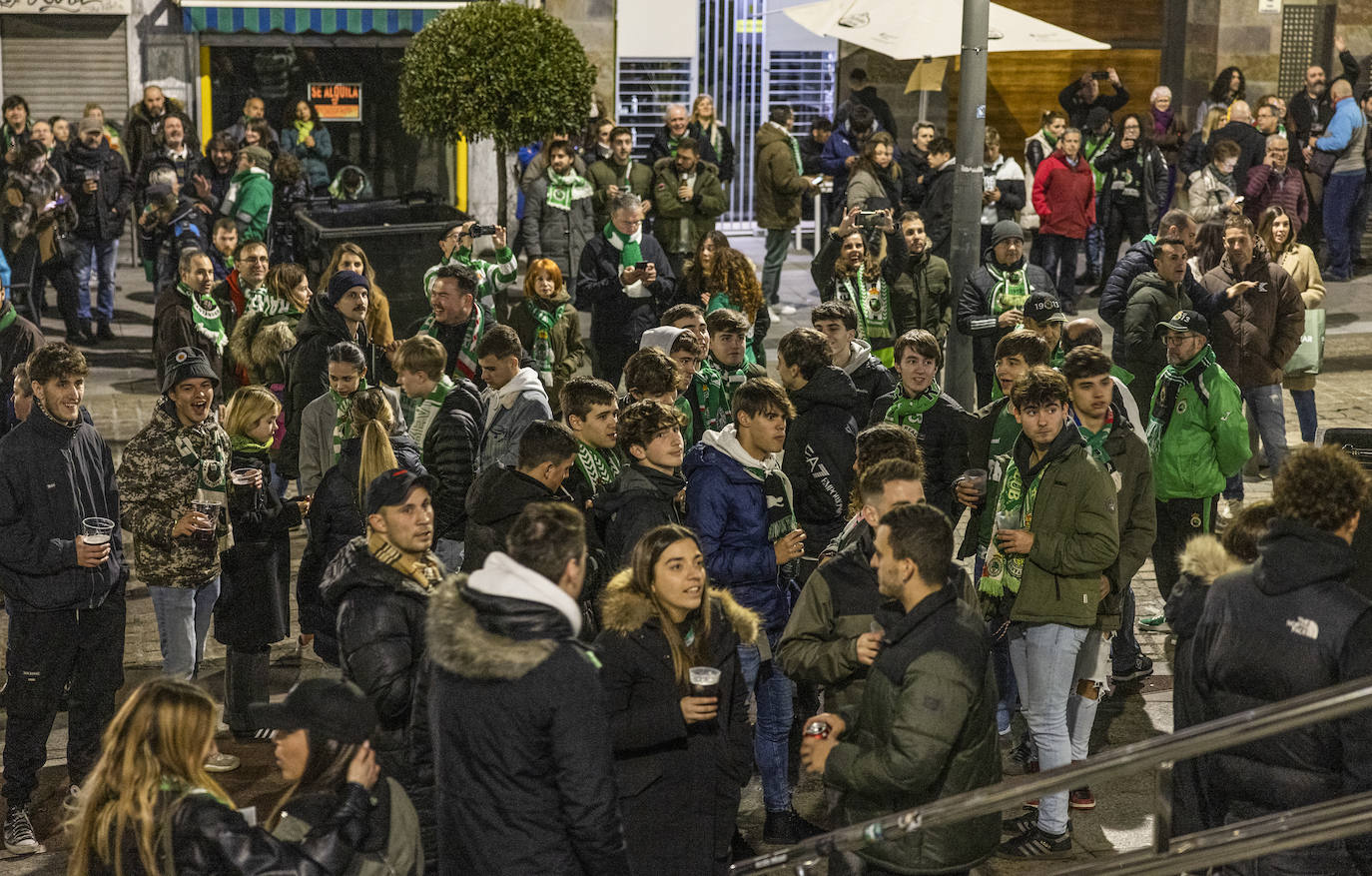 Muchos aficionados, aunque menos que en los festejos de la mañana, se dieron cita en Tetuán para seguir con las celebraciones tras el partido.