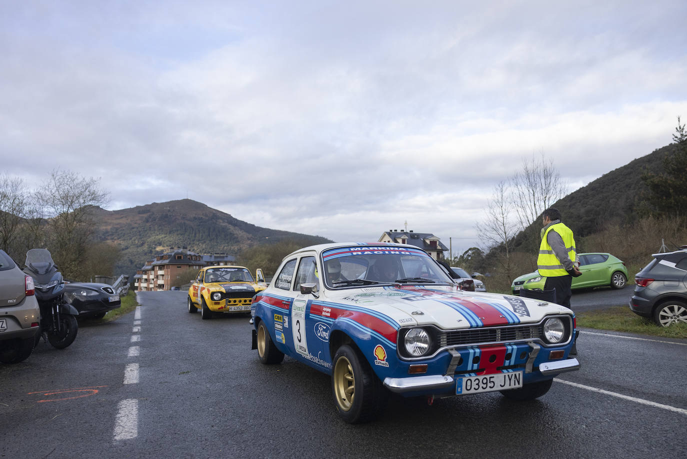 El piloto vasco Javier Aguinaga, con su Ford Escort MKI.