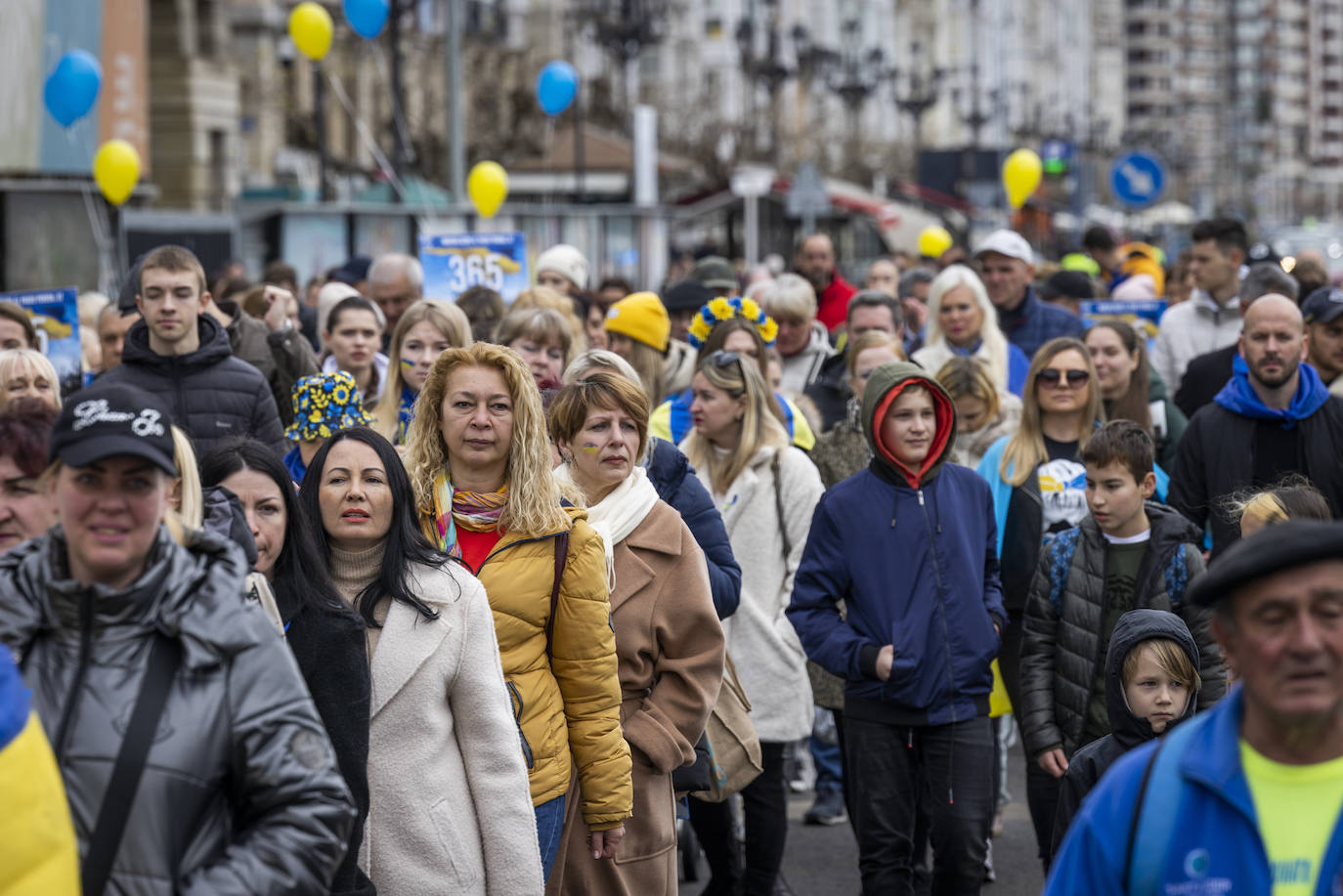 La marcha ha recorrido el centro de la ciudad con banderas y globos y ha terminado con un minuto de silencio «por los que ya no están»