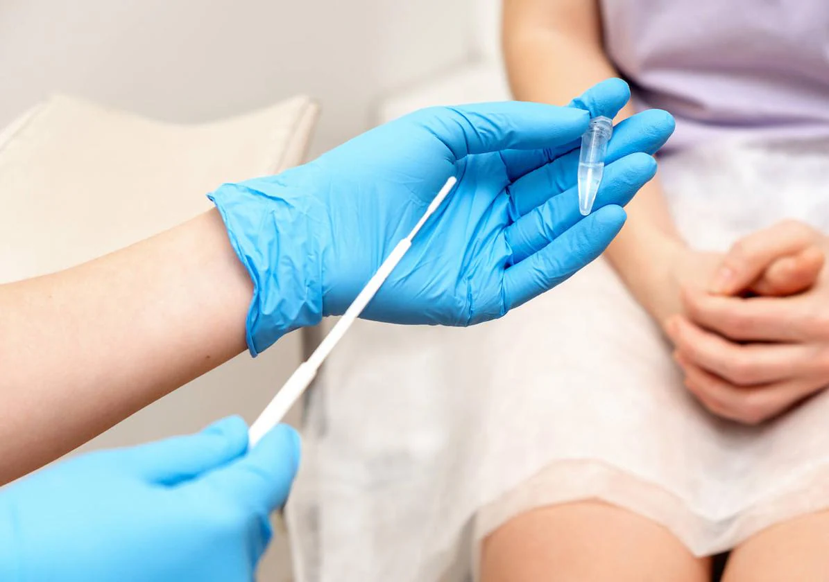El primer paso del cribado será el análisis de una muestra de fluido vaginal para determinar si hay infección de VPH, causante del cáncer de cérvix.