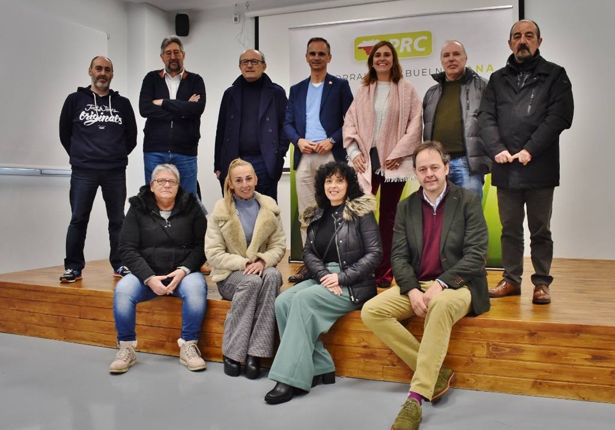 Viaña, Marcano y Tezanos junto a Javier Conde y el nuevo comité local del PRC.