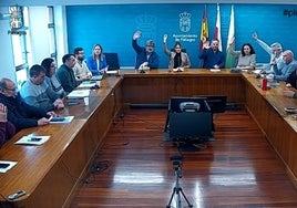 Momento de la votación de uno de los puntos del Pleno extraordinario que ratificó el procedimiento llevado a cabo por los técnicos en las contrataciones efectuadas con María Luisa Rebolledo Deschamps y Ágora espacio de formación feminista.