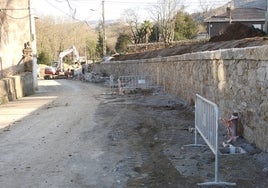 La calle en obras que conduce al parque de Revilla