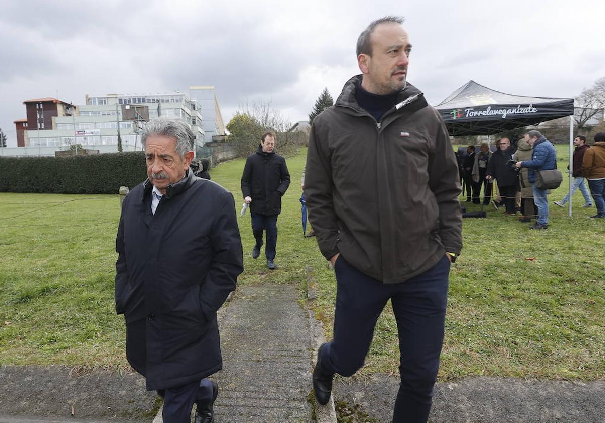 Revilla y López Estrada esta mañana, durante la presentación del proyecto del Conservatorio de Música de Torrelavega.