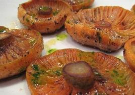 El níscalo puede acompañarse de muy diversas especias que enriquecen su sabor.