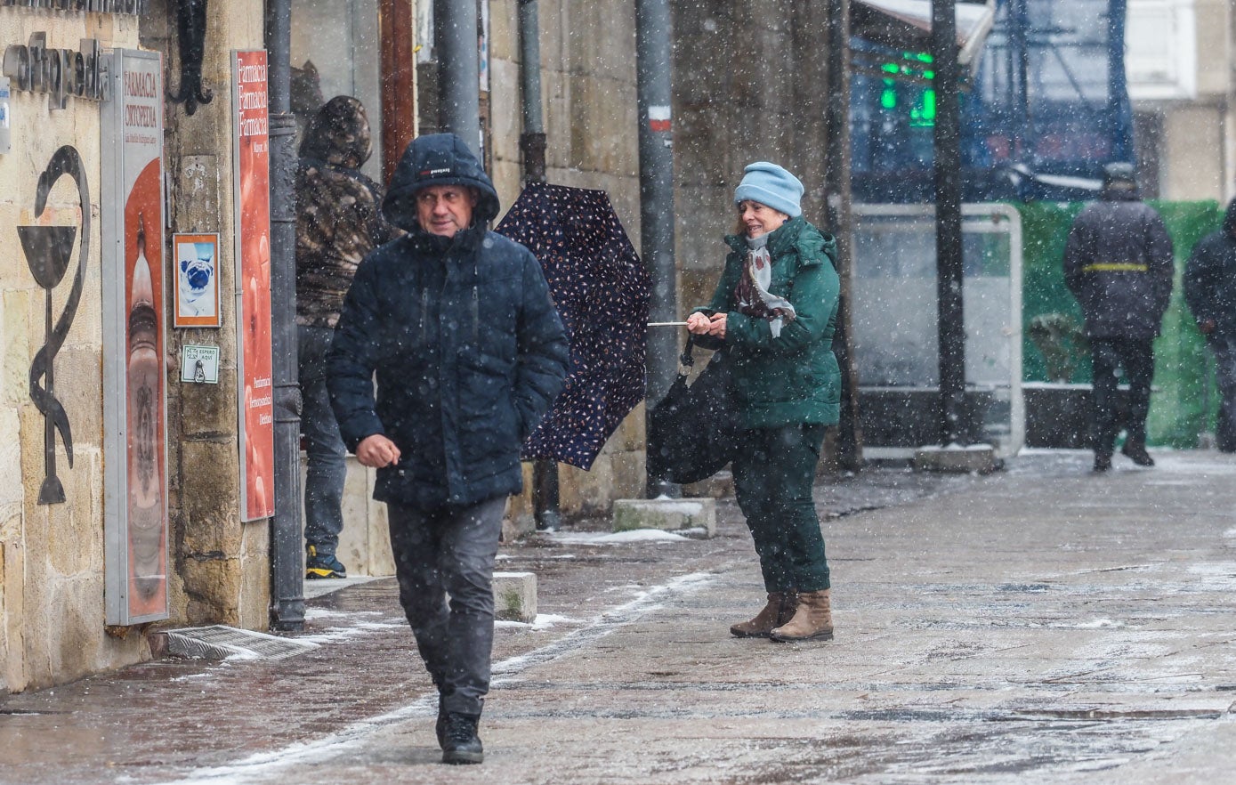 A la nieve y el frío se ha sumado también el viento, que ha jugado malas pasadas a más de una persona en Reinosa.