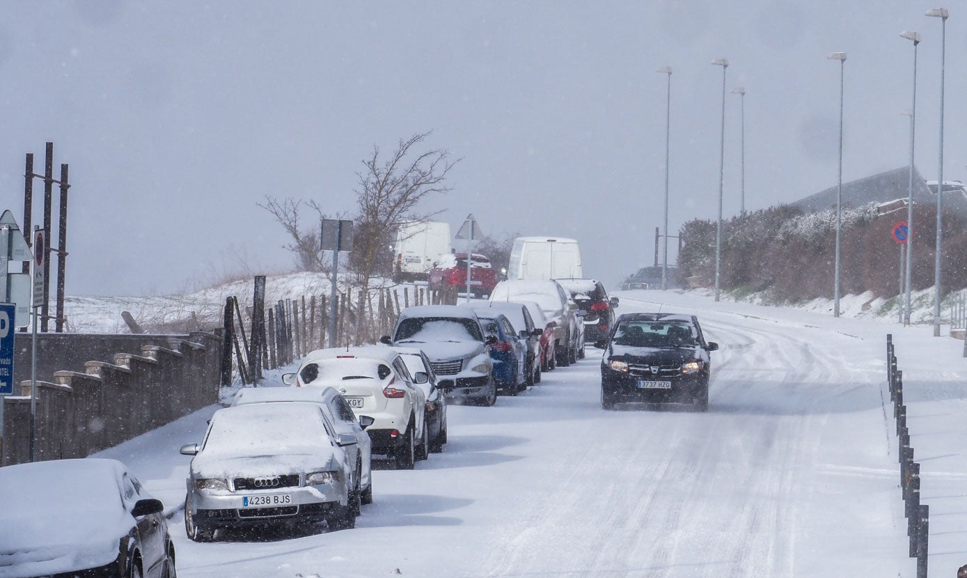 Conducir, misión complicada: la nieve dificulta el tránsito de vehículos por las calles de Reinosa.