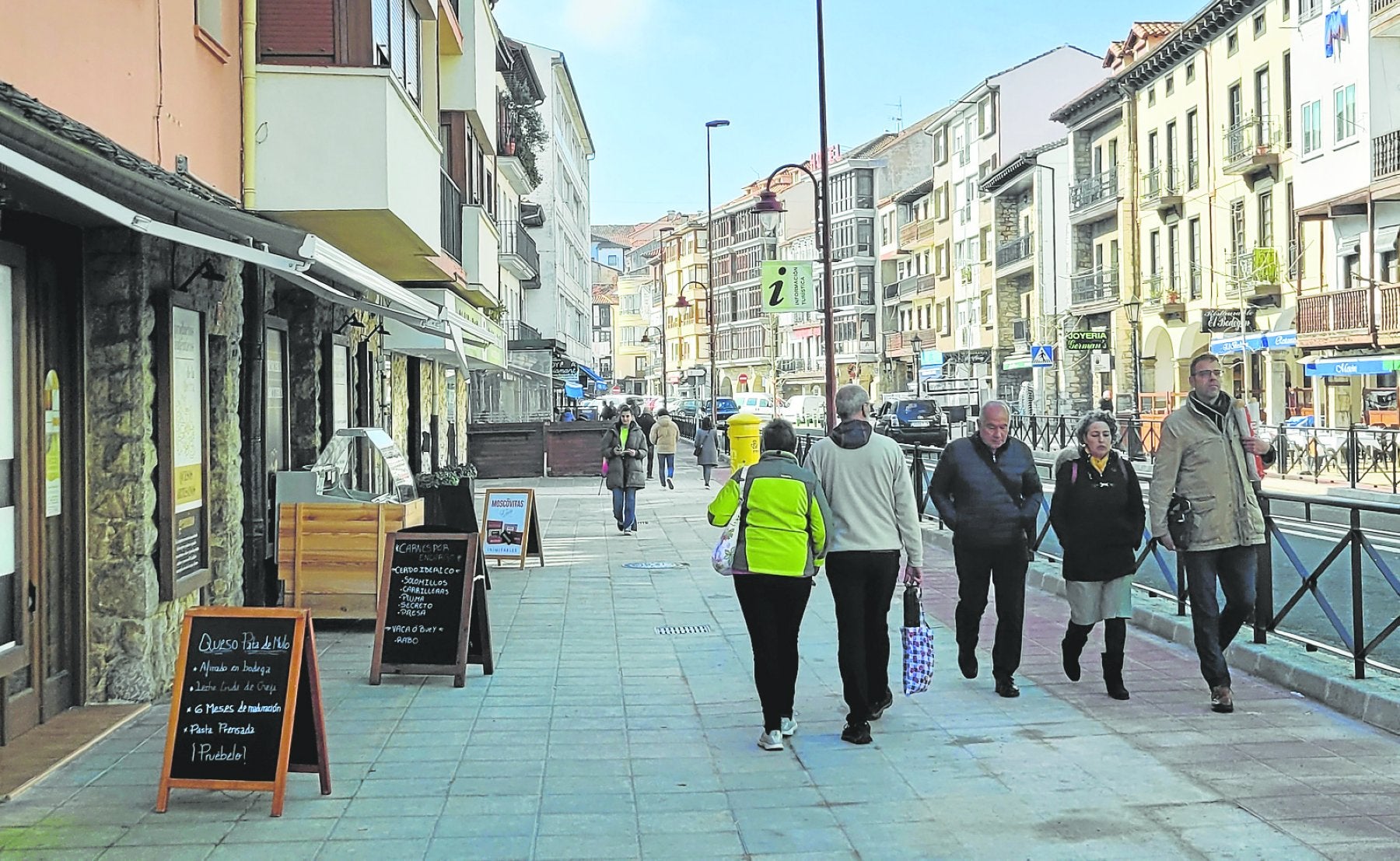 Con las obras ejecutadas en la avenida de Los Soportales se ha ganado espacio para los peatones.