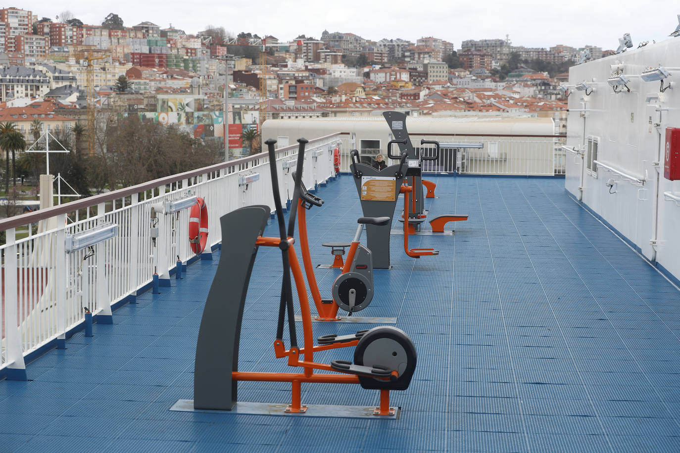 La cubierta con máquinas para hacer gimnasia.