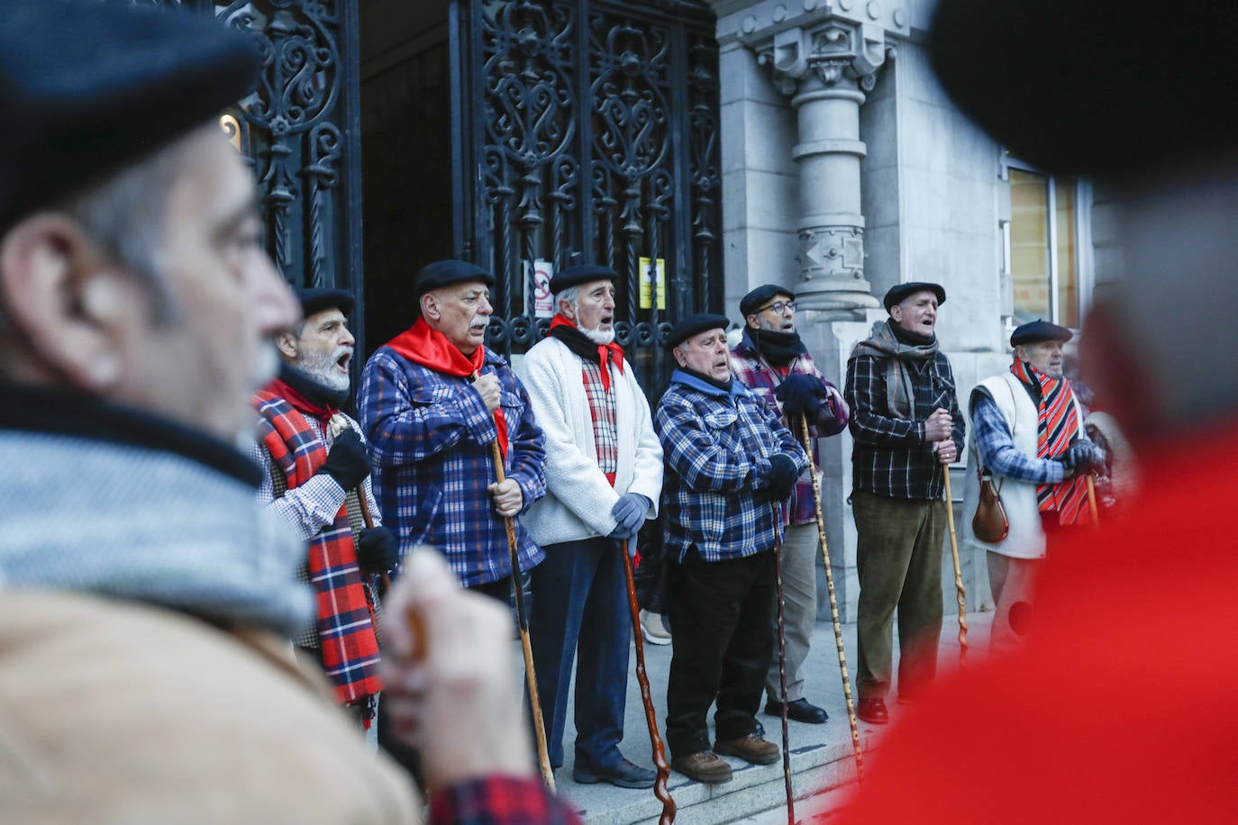 Los marceros en plena actuación en Santander.