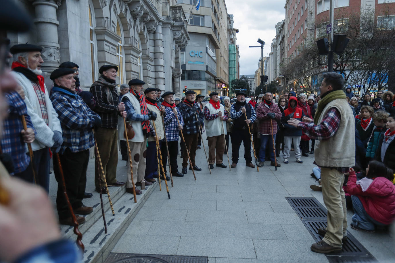 Los escolares, muy atentos, aprenden las tradiciones de los mayores de Cantabria.