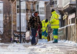 Operarios limpian las calles de Reinosa para facilitar el tránsito de los vecinos