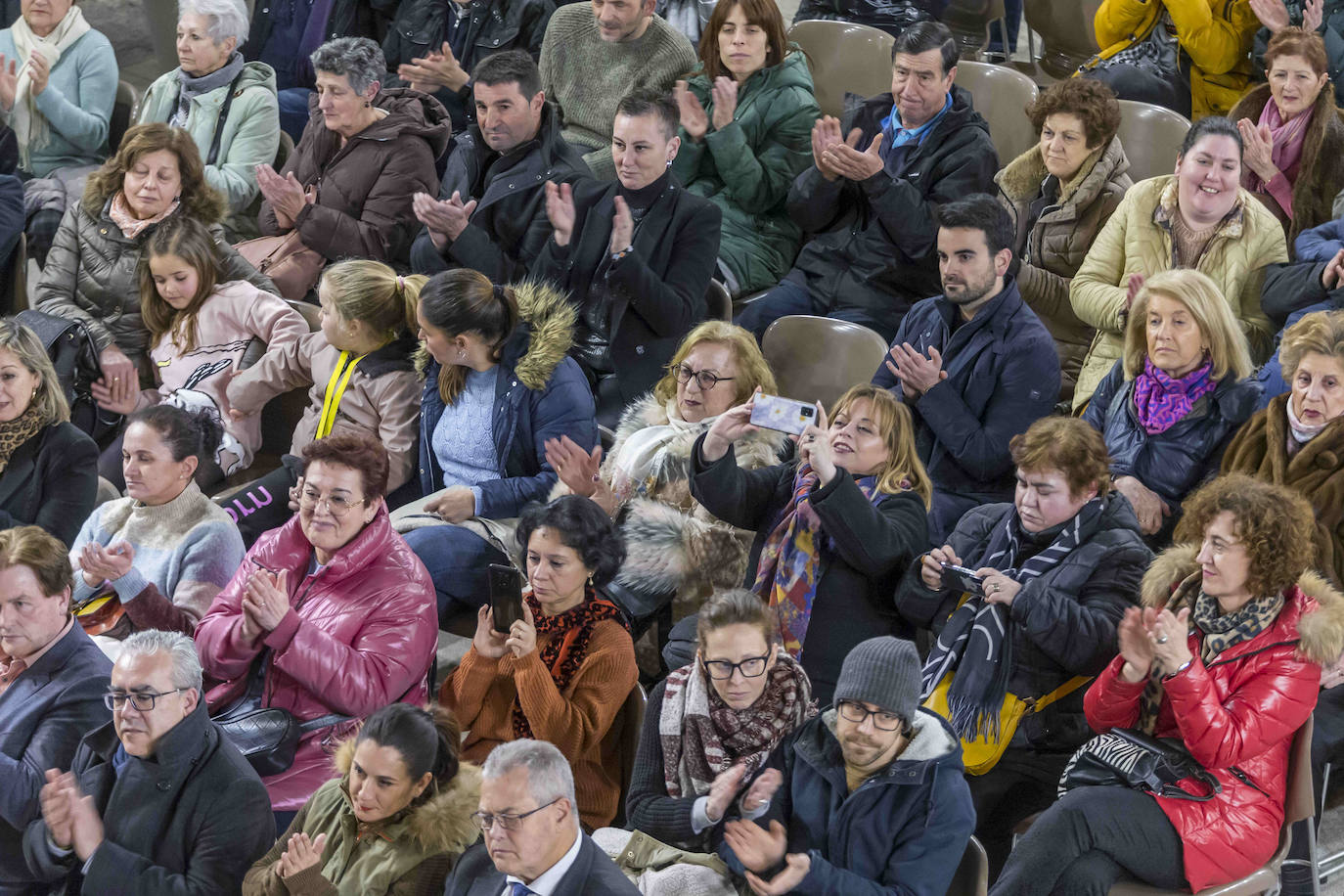 El público disfrutó de lo lindo de la tradición cántabra que da la bienvenida a la primavera.