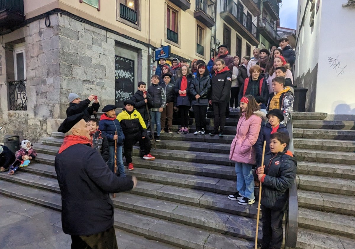 Los alumnos entonaron las marzas en las escalinatas de la plaza de la Costitución, tras haber cantado en la Casa de Cultura y antes de acudir al Ayuntamiento