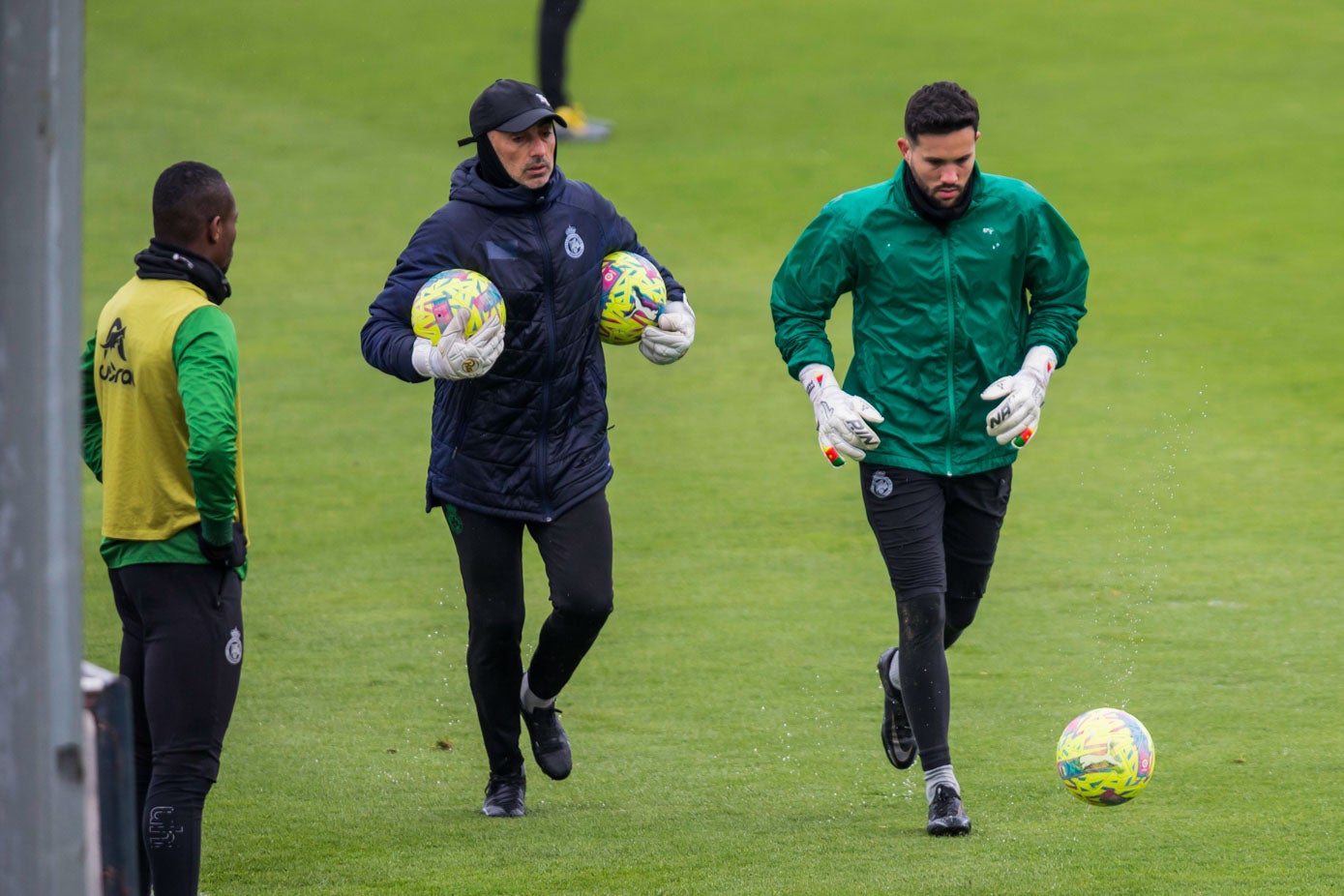 El entrenador de porteros, Pedro Dorronsoro, durante la sesión.