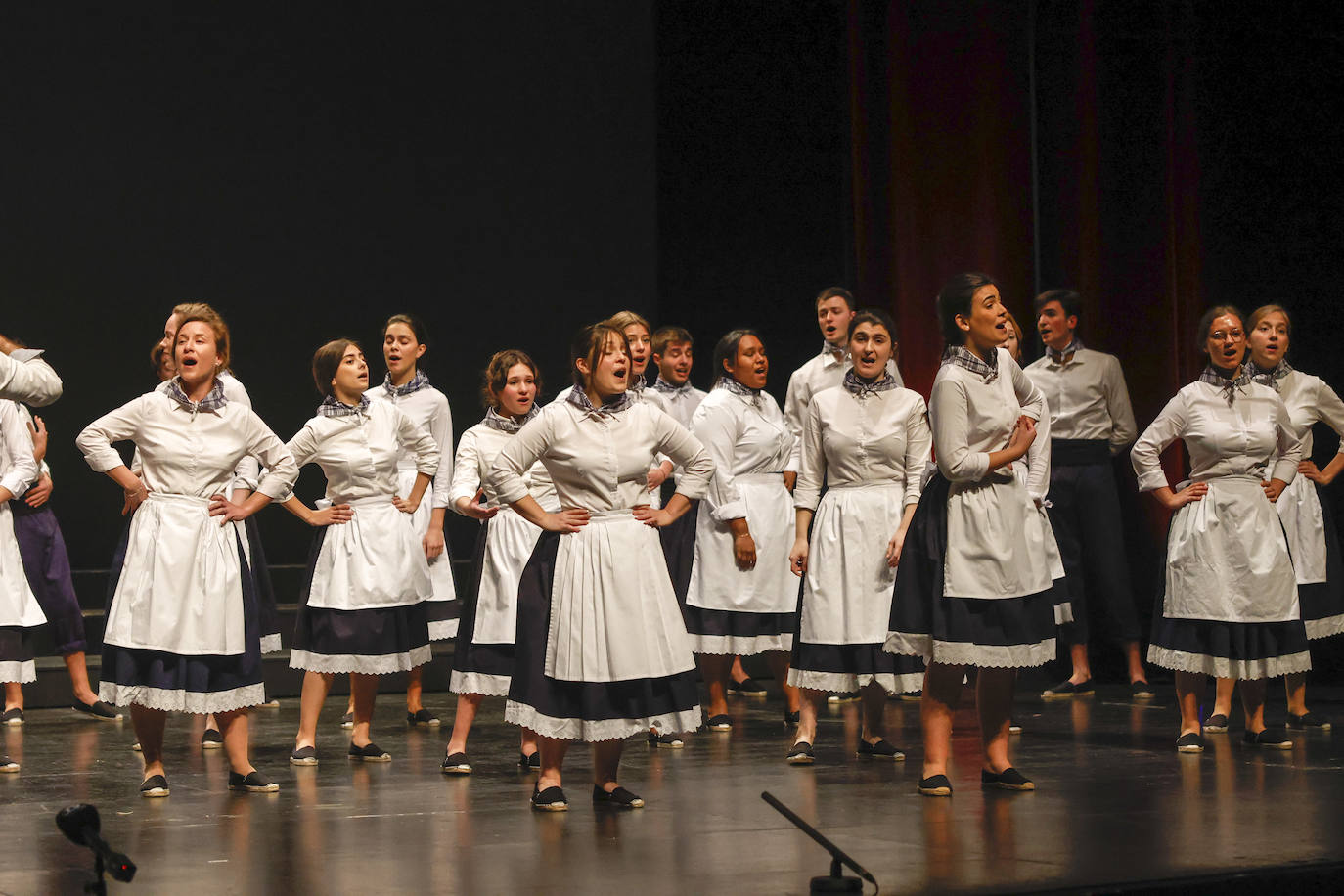 Un momento de la actuación del Coro Jóven de Santander que, ataviados con el traje marinero, que a sus voces. añadieron la interpretación.