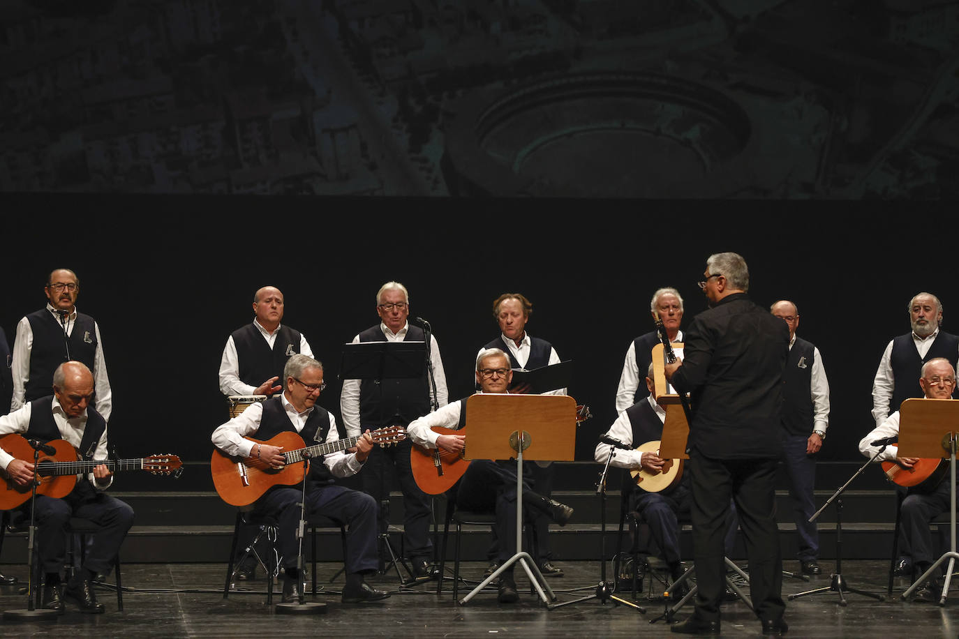 La Agrupación Puertochico interpretó 'Mi Santander' y 'Yo quiero ser marinero'.