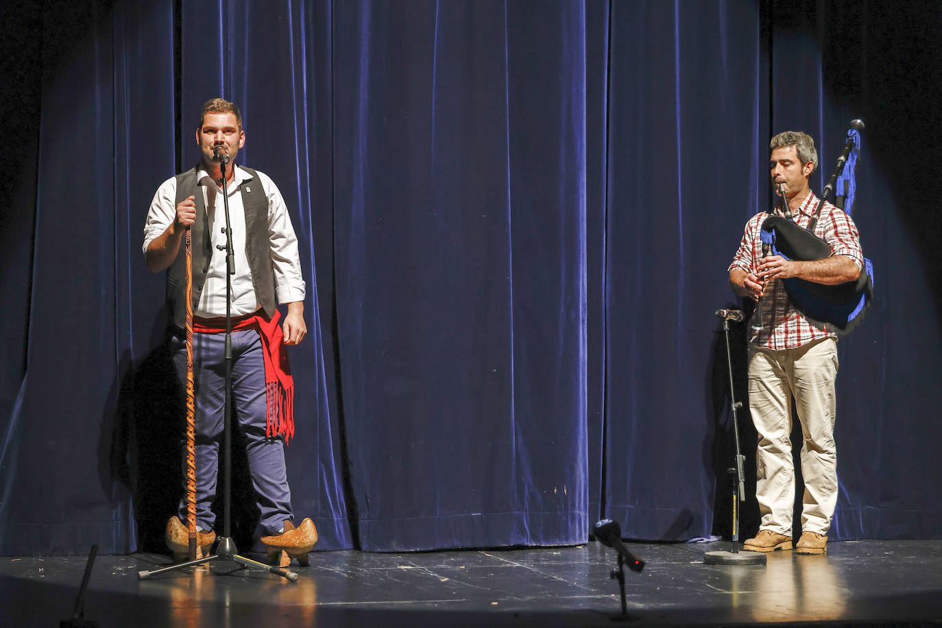 Esteban Verdeja acompañado a la gaita por Fernando Gómez debutó en solitario en el Palacio de Festivales.