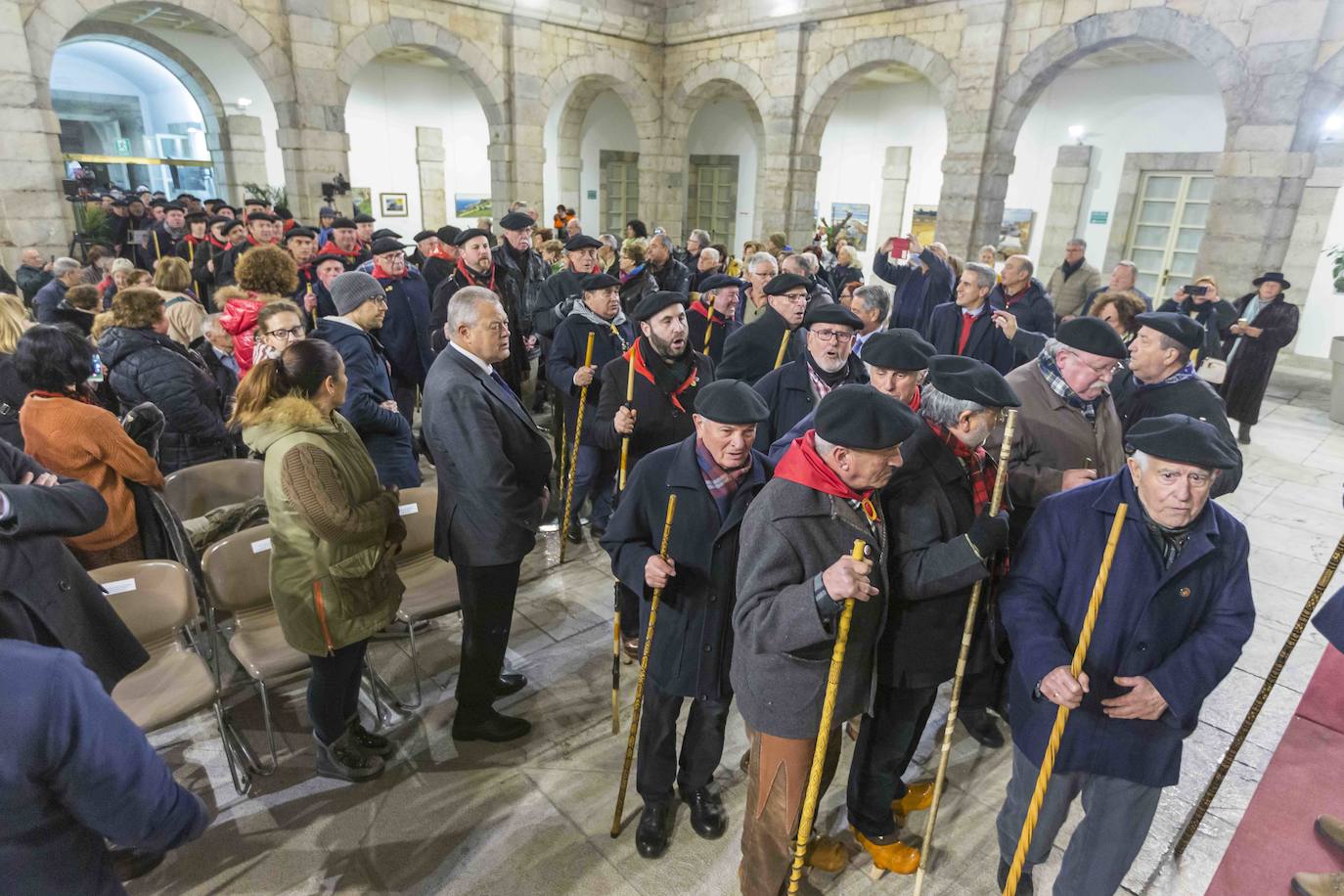 La Asociación Ronda Marcera de Torrelavega, el Coro Ronda Altamira y la Ronda 'Las Fuentes' de Reinosa fueron los protagonistas del encuentro. En la imagen, el momento en el que acceden al Parlamento, donde les aguardan las autoridades.