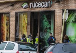 Agentes de la Policía y la Agencia Tributaria en el momento de acceder a la empresa Rucecan de Torrelavega para realizar un registro tras explotar el caso de corrupción.