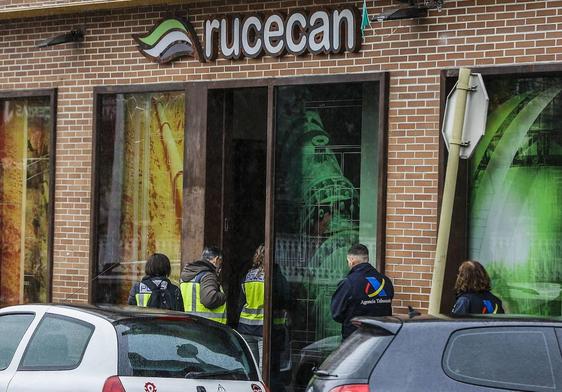 Agentes de Policía y de la Agencia Tributaria acceden a la sede de la empresa Rucecan de Torrelavega para registrarla.