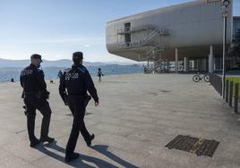 Dos agentes por el centro de Santander