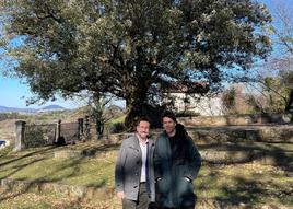 El alcalde de Colindres, Javier Incera, junto al actor Eduardo Noriega, padrino de la candidatura de la encina de San Roque a Árbol Europeo del Año.