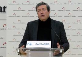 el portavoz del PP, Iñigo Fernández, durante la rueda de prensa.