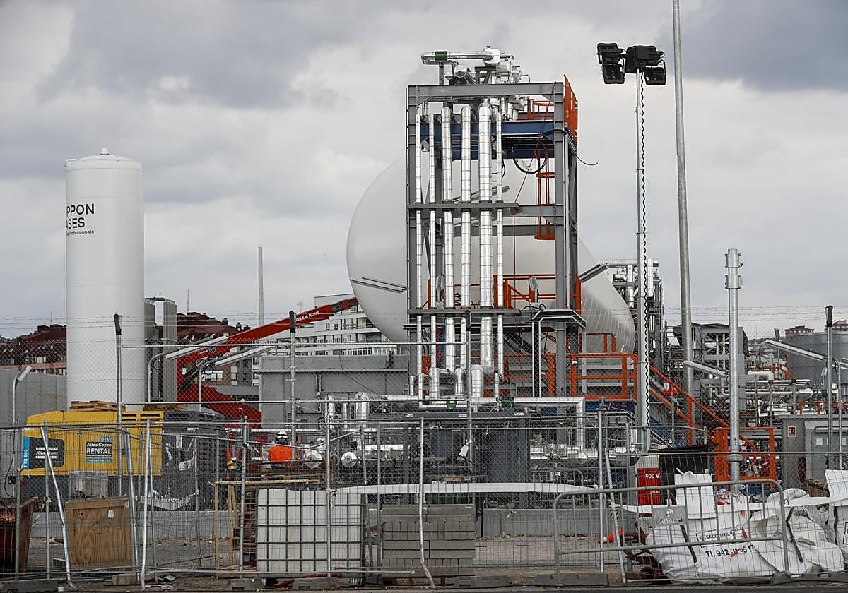 El Santoña repostó en Bilbao mientras se termina la estación de Gas Natural Licuado