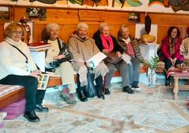 Carmen, Marisol, María José, Begoña, Inés, la portavoz Charo Díaz, Carmen, Merche, Carmen, Charo, Vitola, Marga y Evelia, en diciembre, en el albergue del peregrino de Güemes.